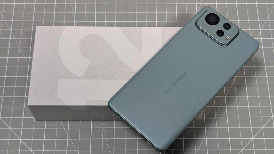 Strategi Asus dengan Dua Ponsel Nyaris Sama untuk Pasar Gamer dan Konsumen