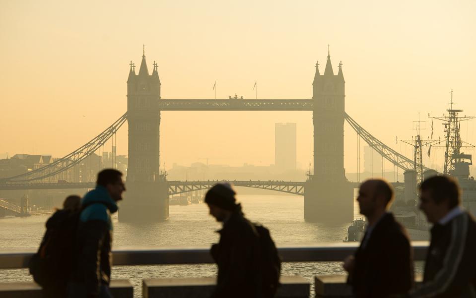 Dampak Kenaikan Pajak Besar-Besaran, PHK Masif dan Kepercayaan Bisnis Merosot