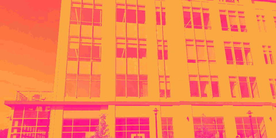 Apakah Saat Ini Waktu Tepat Membeli Saham JELD-WEN di Tengah Penurunan Pendapatan?