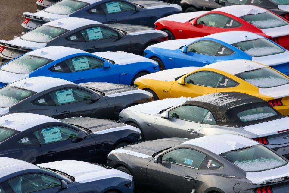 Trump Umumkan Tarif 25% untuk Mobil dan Semikonduktor, Perang Dagang Meluas