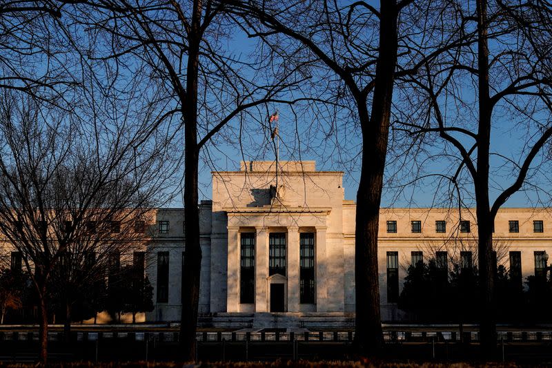 Kebijakan Tarif Trump Picu Kekhawatiran Inflasi di Federal Reserve