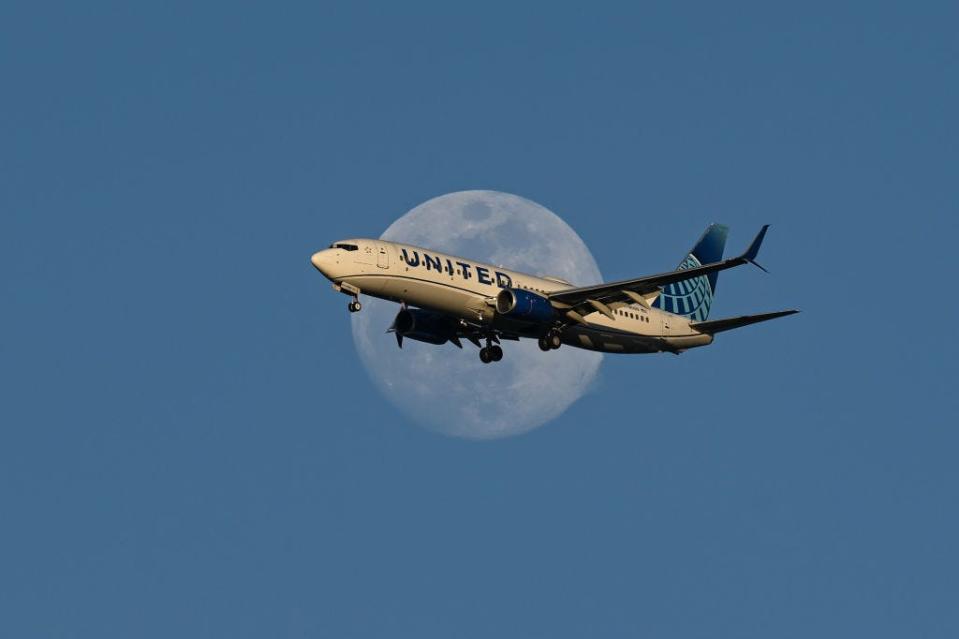 Penurunan Perjalanan Pegawai Pemerintah Picu Dampak di United Airlines Pasca Trump