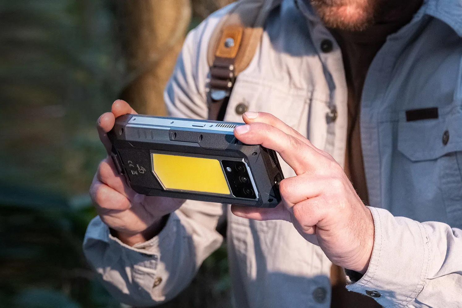 Oukitel WP100 Titan: Smartphone Super Tebal dengan Baterai Raksasa dan Proyektor