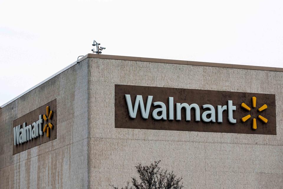 Pasar Saham AS Turun Tajam Karena Outlook Suram Walmart dan Data Ekonomi Mengejutkan