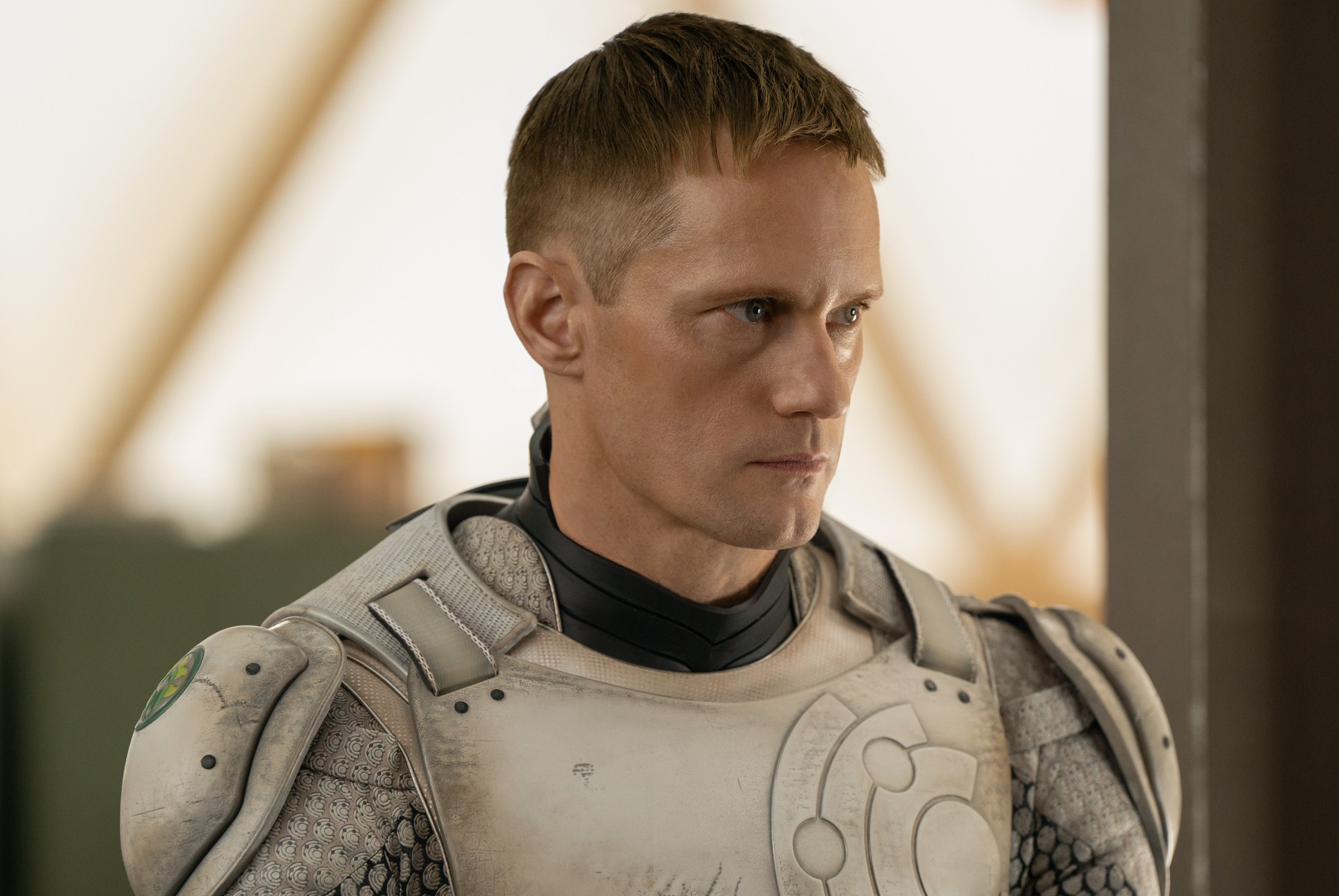 Serial Murderbot Apple TV Plus Siap Debut 16 Mei dengan Alexander Skarsgård