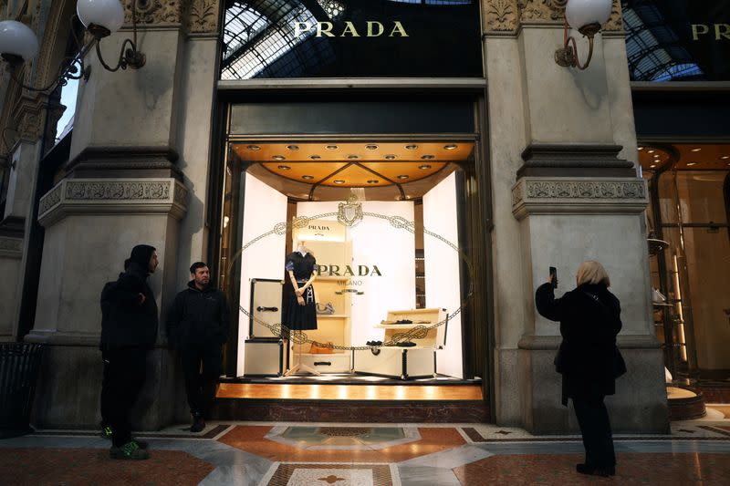 Prada Menilai Akuisisi Versace, Langkah Strategis Besar di Industri Fesyen