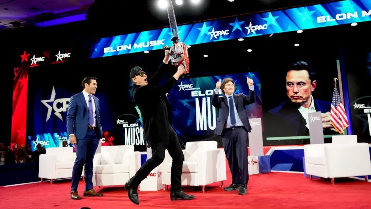 Elon Musk Dukung Pemotongan Anggaran dengan Gergaji Mesin di CPAC