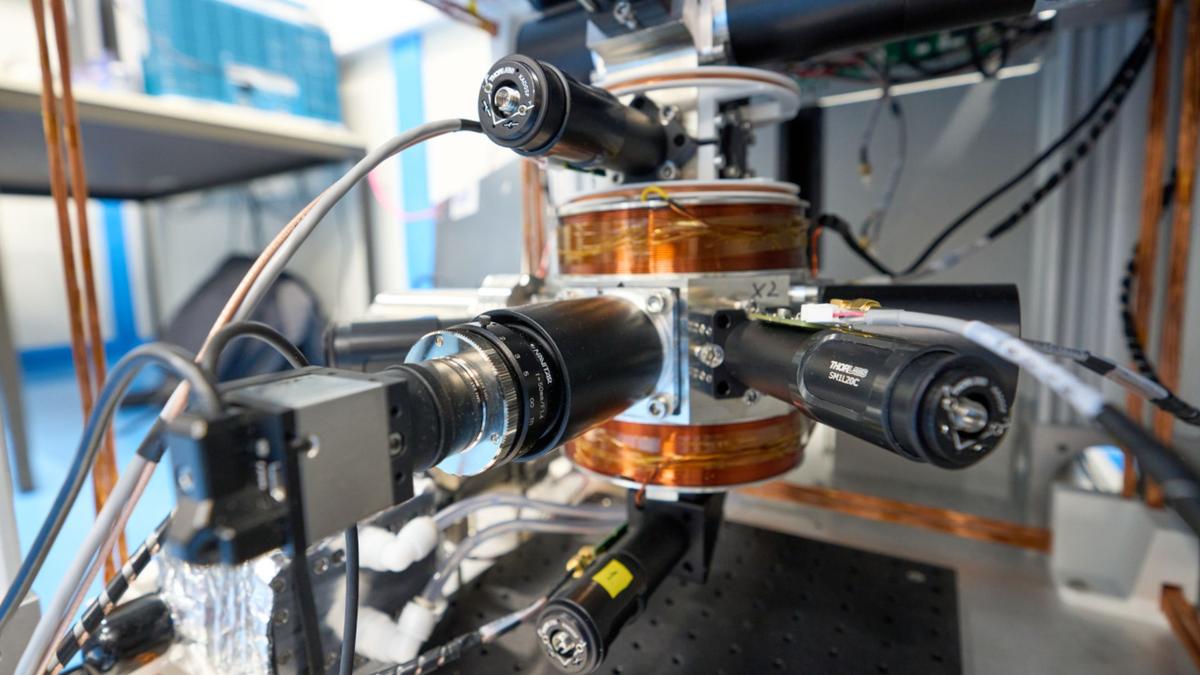 Koneksi Serat Optik Baru Tingkatkan Presisi Eksperimen Antimateri CERN