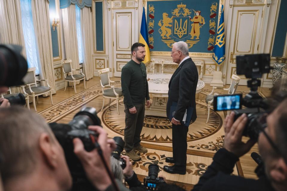 Negosiasi Kontroversial AS-Ukraina Soal Mineral Penting Butuh Waktu Lebih Lama