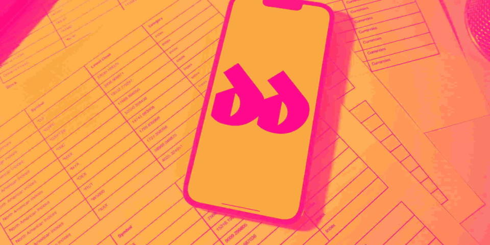 Apakah Saham Douglas Dynamics Layak Dibeli Jelang Laporan Keuangan Besok?