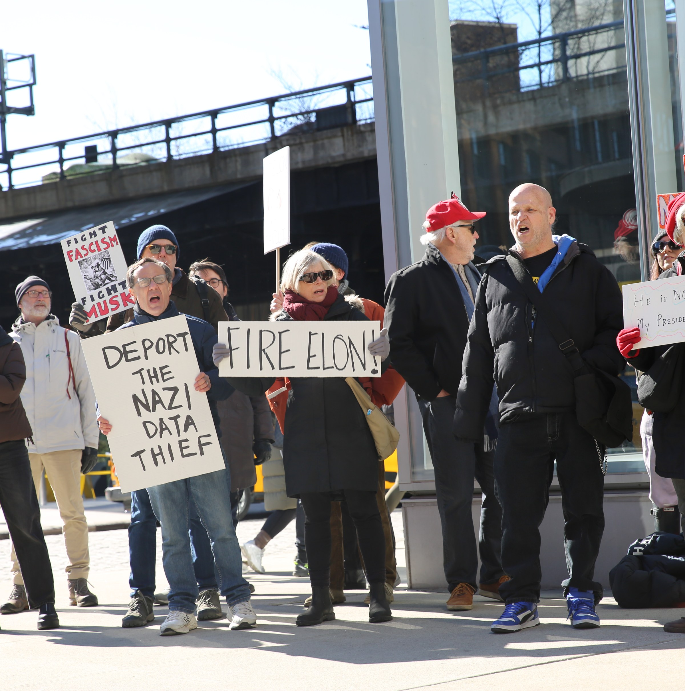 Gerakan Protes #TeslaTakedown Lawan Kekuasaan Besar Elon Musk dan Tesla