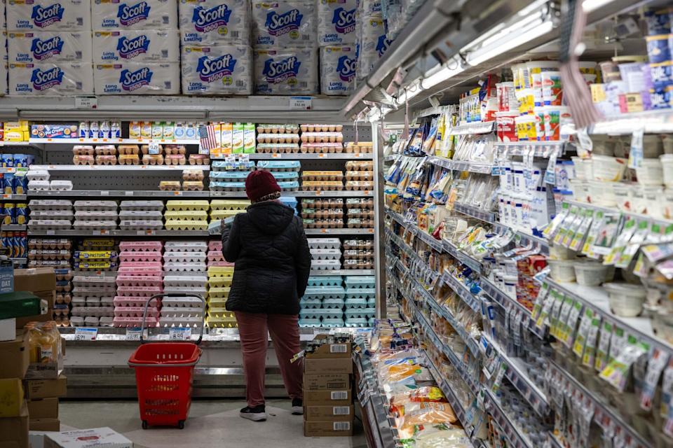 Kepercayaan Konsumen AS Terjun Akibat Kebijakan Trump dan Tekanan Inflasi