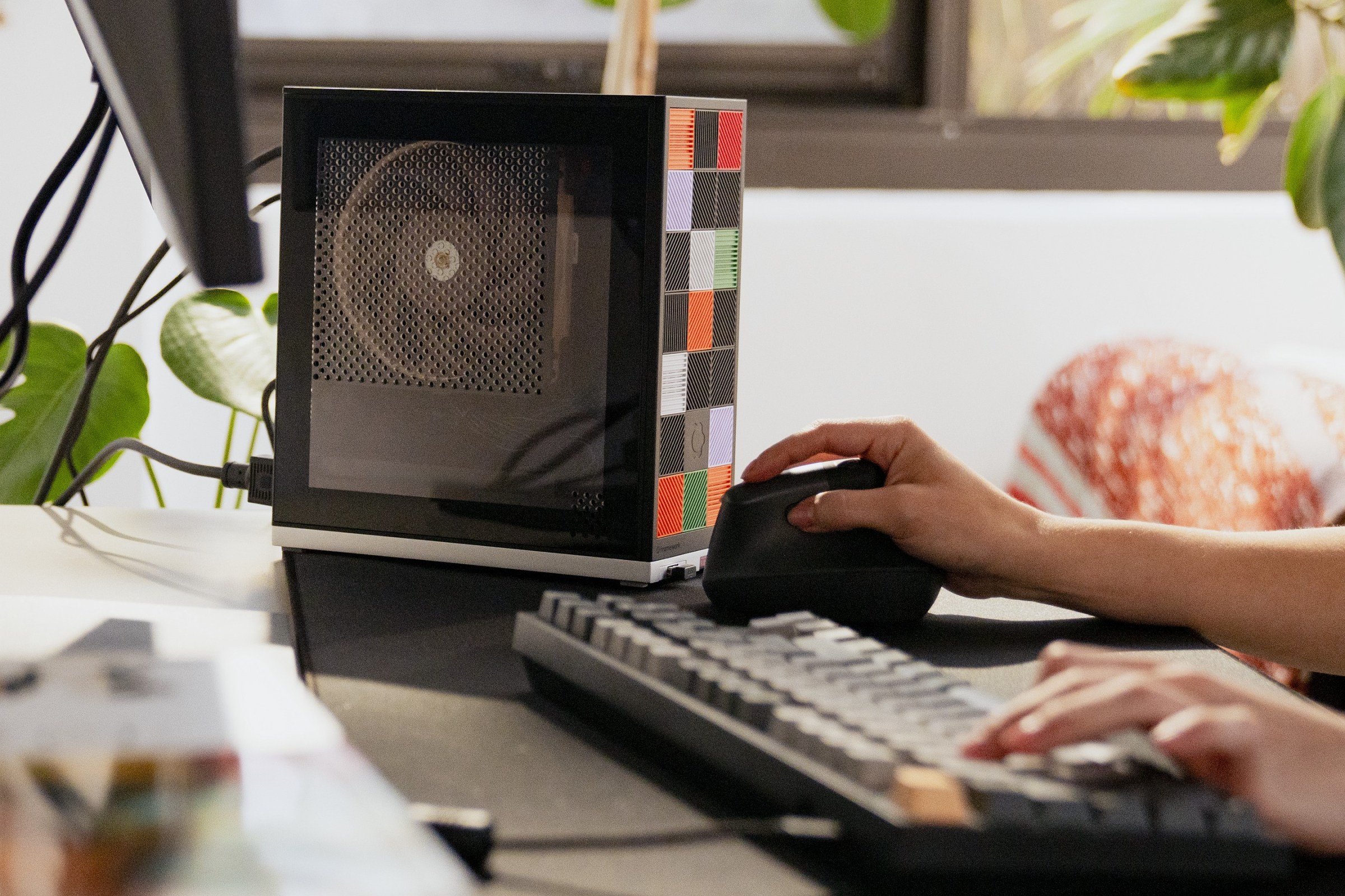 Framework Hadirkan Desktop Mini PC Modular dengan Performa Kuat dari AMD