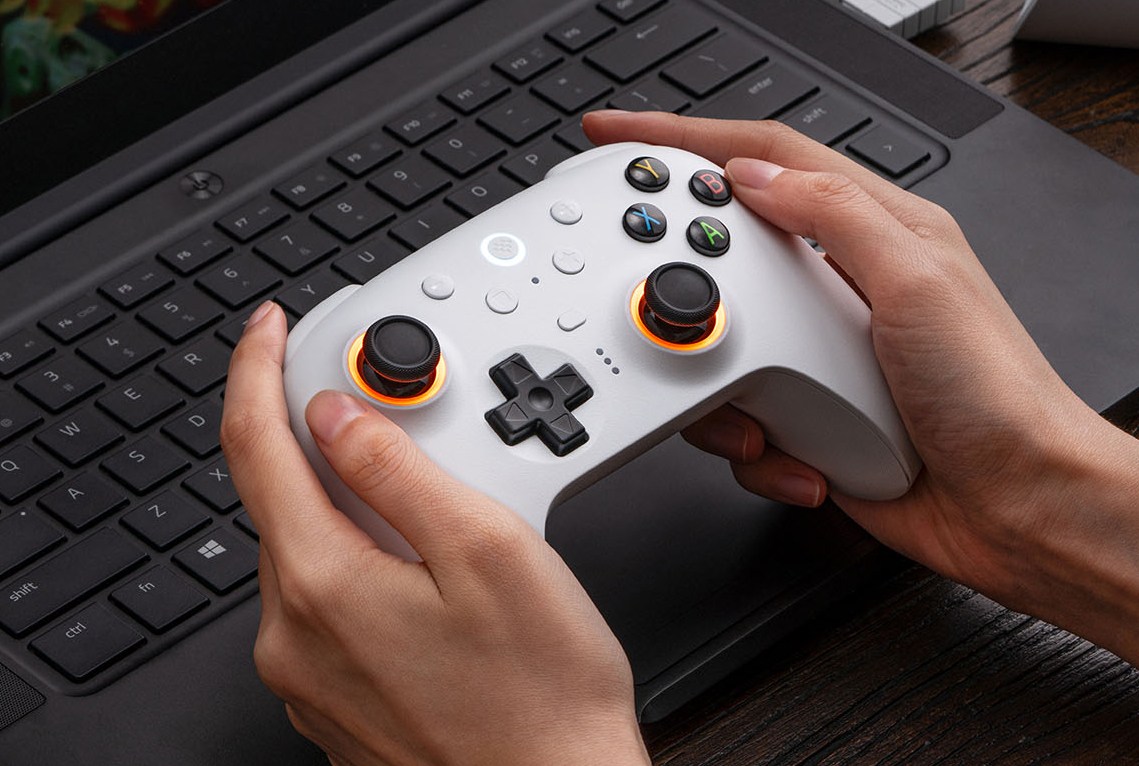 8BitDo Ultimate 2 Rilis dengan Joystick TMR Tahan Lama dan Lampu RGB Interaktif