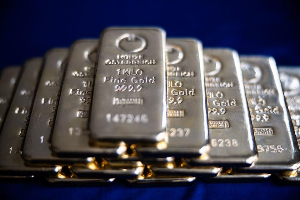 Harga Emas Dekati Rekor Akibat Ketidakpastian Tarif dan Kebijakan Moneter AS