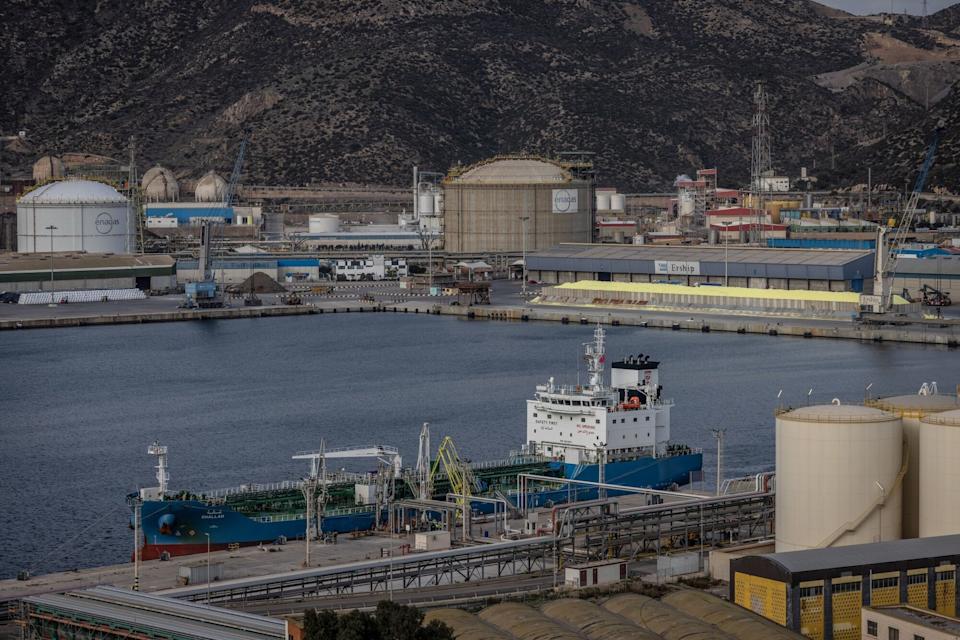 Harga Minyak Tertekan oleh Ancaman Tarif Trump dan Isu Pasokan Global