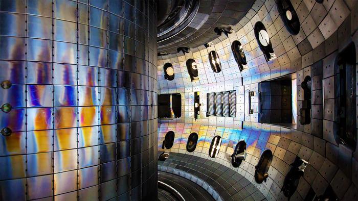 Masalah Penyerapan Bahan Bakar di Dinding Reaktor Fusi dan Solusinya