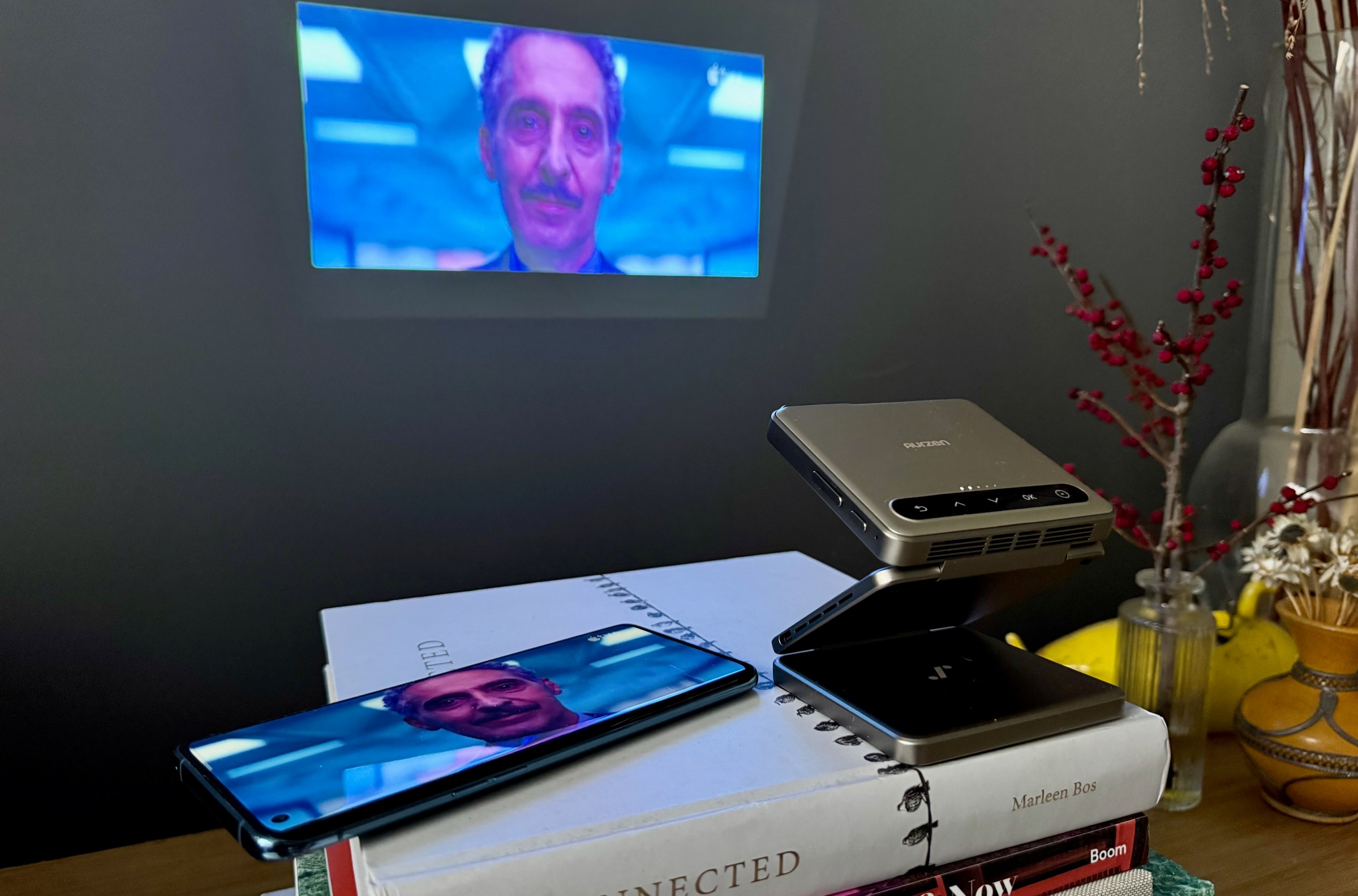 Aurzen Zip: Proyektor Tri-Fold Portabel untuk Hiburan Mudah tapi Ada Kendala Streaming