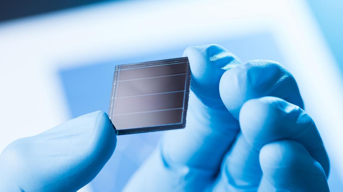 Terobosan Nanopartikel AlO₃ Tingkatkan Daya Tahan Panel Surya Perovskite