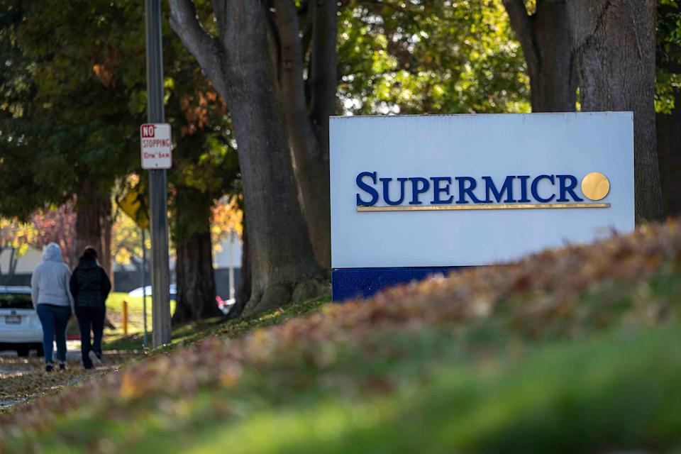 Supermicro Hindari Delisting Tapi Saham Tetap Volatil Tahun 2025