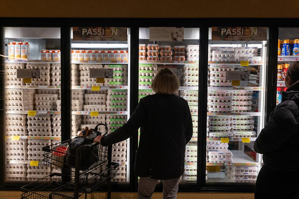 Krisis Telur di AS: Wabah Flu Burung Picu Harga Melonjak dan Saham Peternak Premium Naik