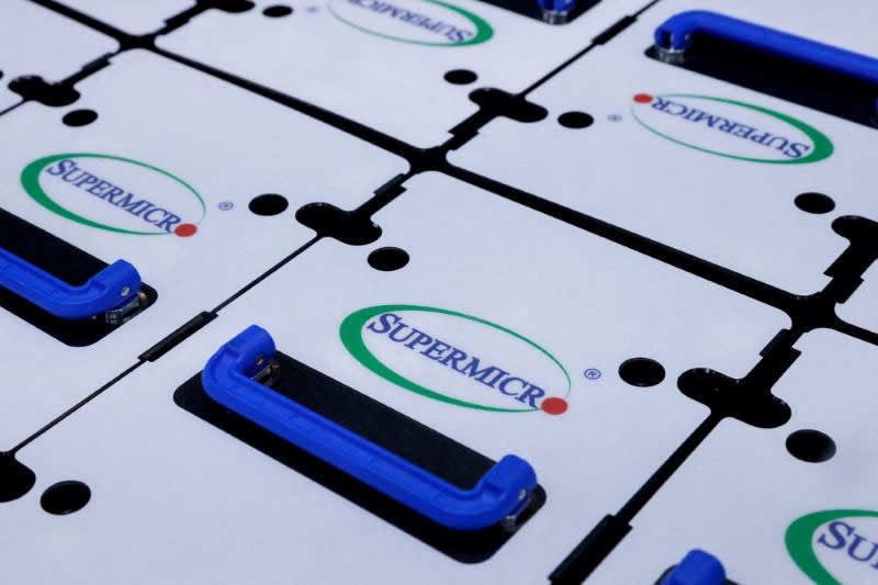 Saham Super Micro Terjun Bebas Karena Masalah Akuntansi dan Persaingan AI