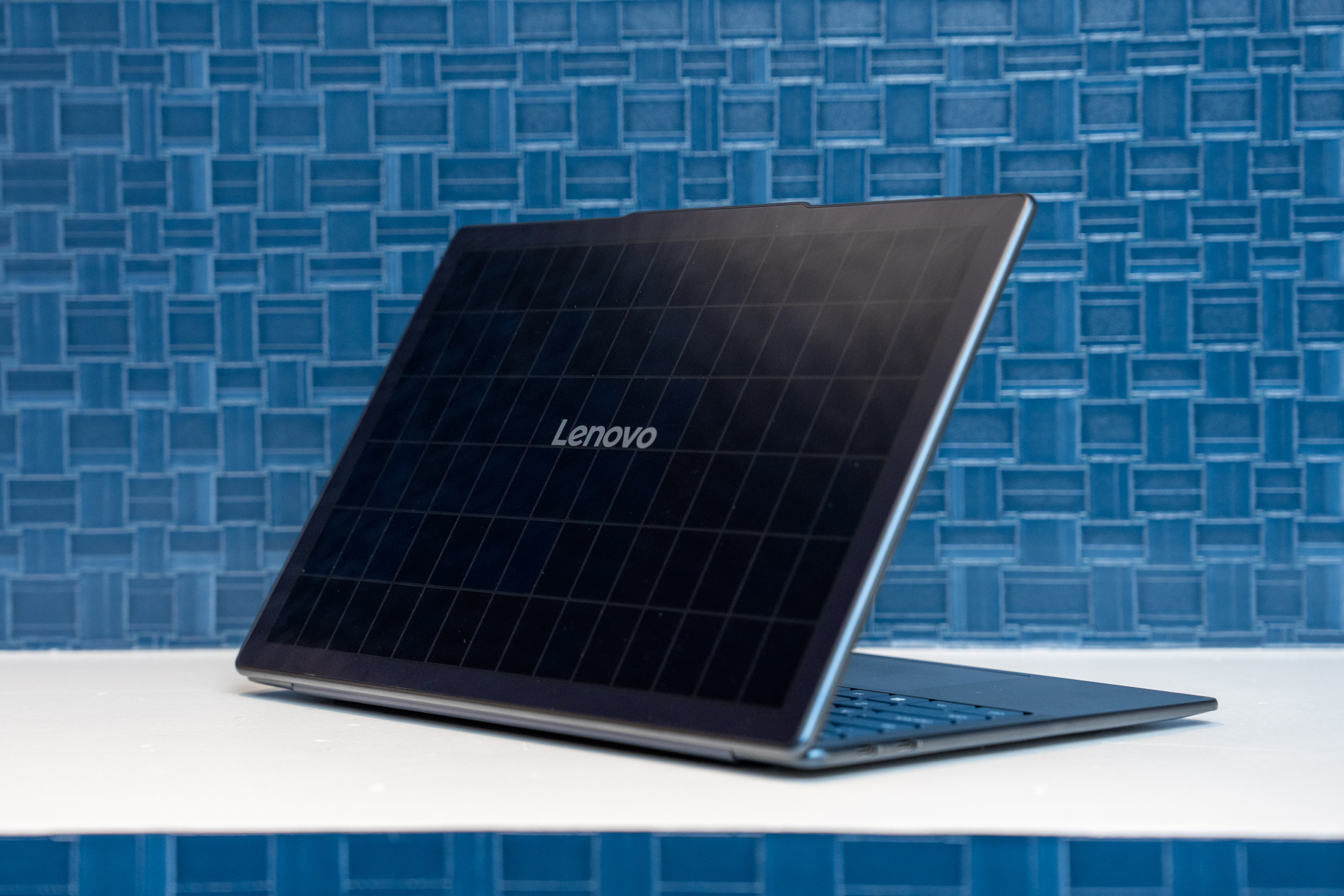 Lenovo Yoga Solar PC: Laptop Inovatif dengan Panel Surya Terintegrasi untuk Mobilitas Bebas Kabel