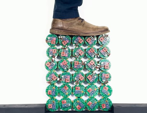 Robot Kecil Berkolaborasi Mengubah Bentuk dan Sifat Fisik Seperti Jaringan Hidup