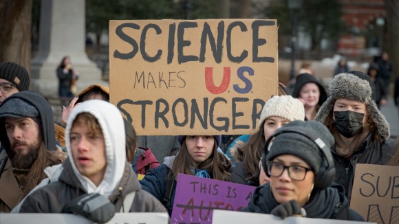 Ilmuwan AS Bangkit Lawan Pemotongan Dana Riset Pemerintah Trump