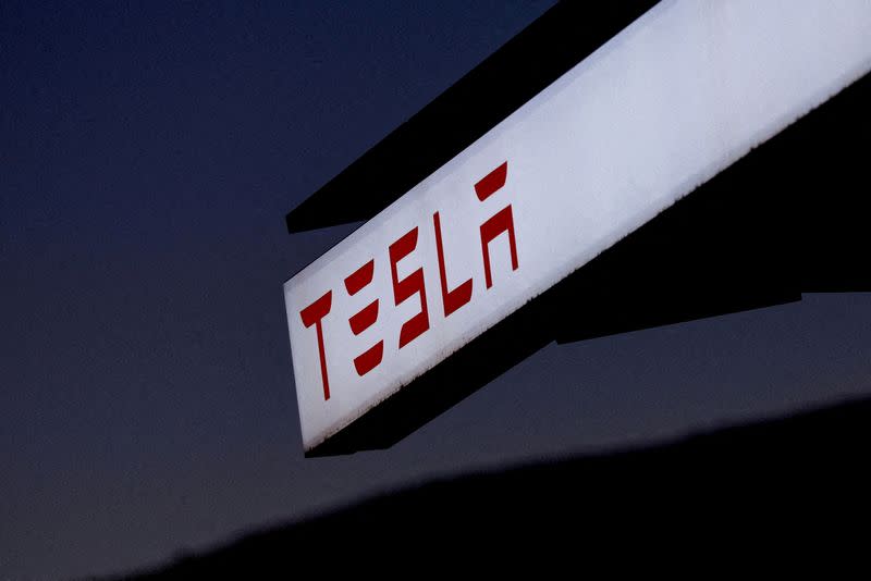 Ketua Dewan Tesla Jual Saham Jutaan Dolar Ditengah Kontroversi Gaji Berlebihan