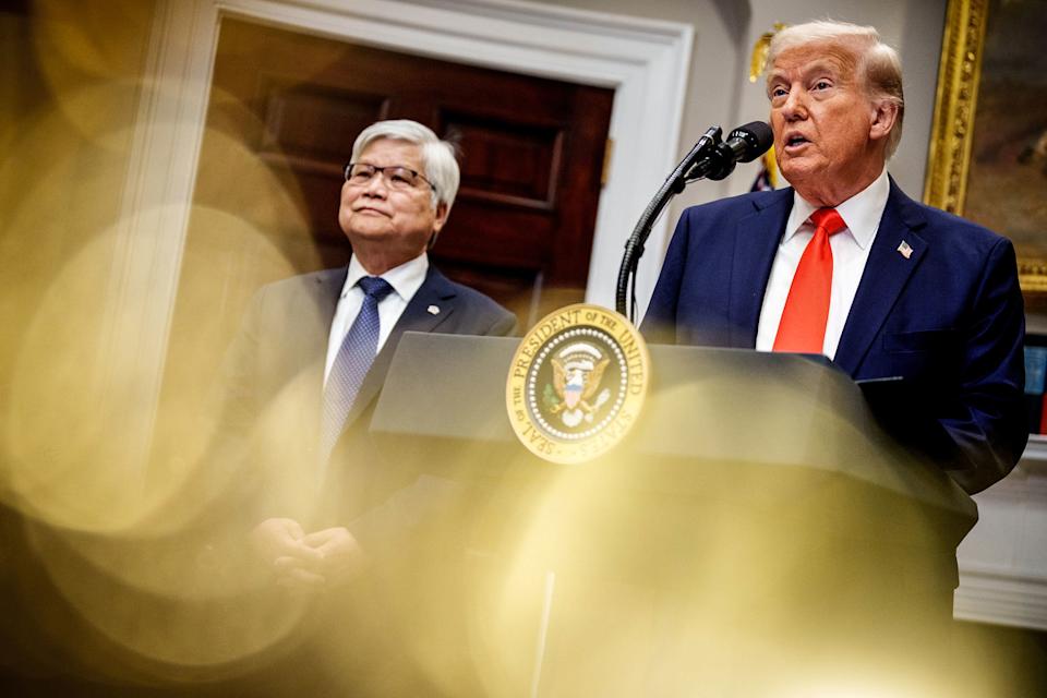 Penurunan Saham Wall Street Setelah Trump Umumkan Tarif Baru Pada Kanada dan Meksiko