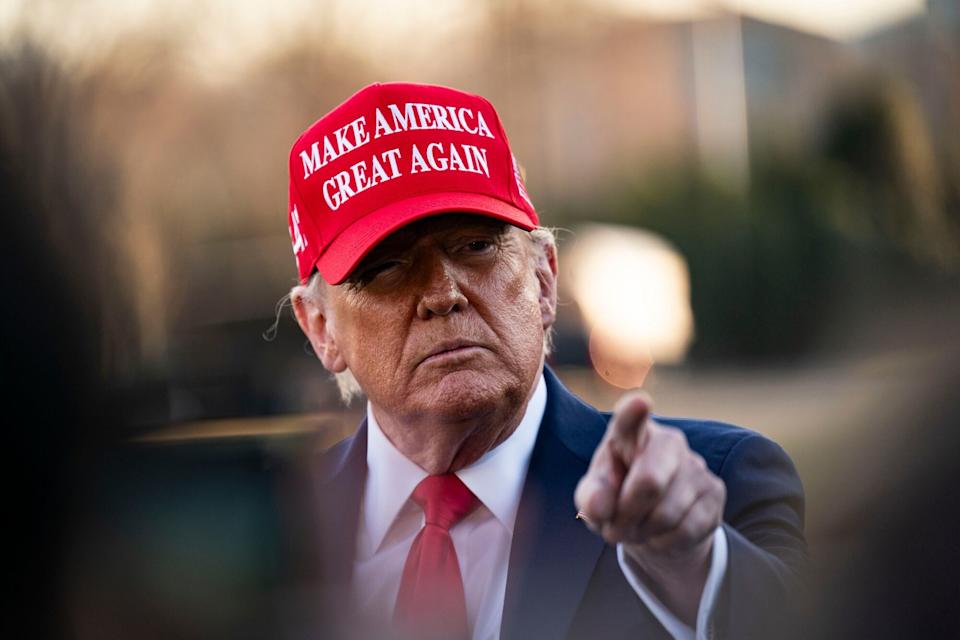 Trump Naikkan Tarif Impor Besar-besaran: Perang Dagang AS Meluas dan Risiko Ekonomi Meningkat