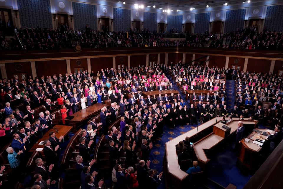 Trump Pertahankan Tarif Berat di Tengah Tantangan Ekonomi dan Politik AS