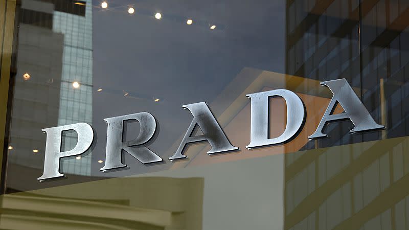 Prada Tumbuh Pesat dan Siapkan Akuisisi Versace di Tengah Krisis Mewah