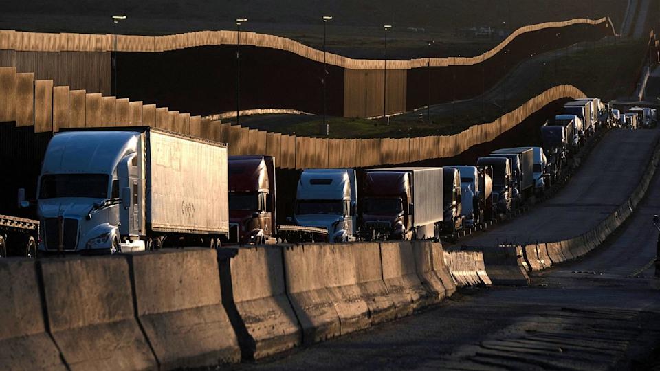 Trump Tunda Tarif Impor Otomotif dari Meksiko dan Kanada Selama Sebulan