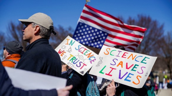 Ilmuwan Bergerak Melawan Pengurangan Dana dan Pemecatan Ilmiah oleh Pemerintahan Trump