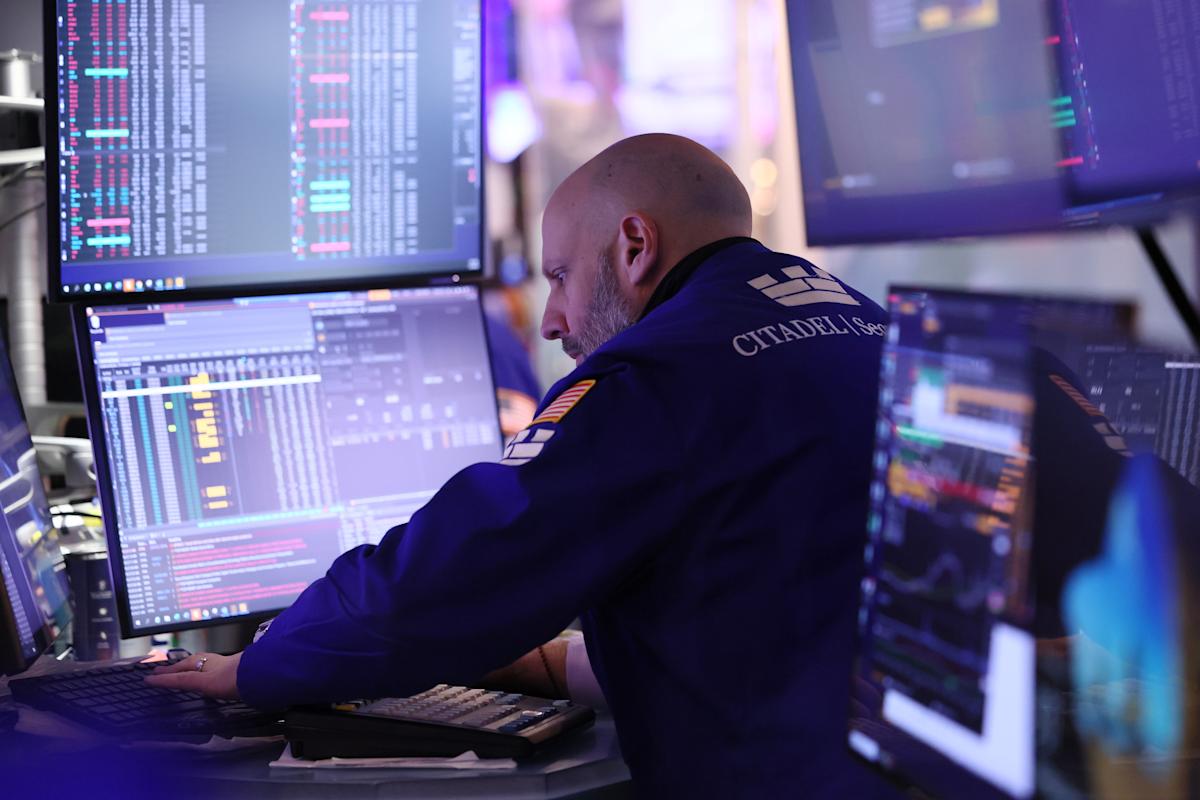 Pasar Saham AS Turun Tajam Akibat Kekhawatiran Inflasi dan Perang Dagang