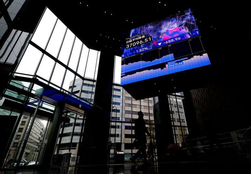 Deflasi China dan Kebijakan Trump Membuat Pasar Global Menggigil