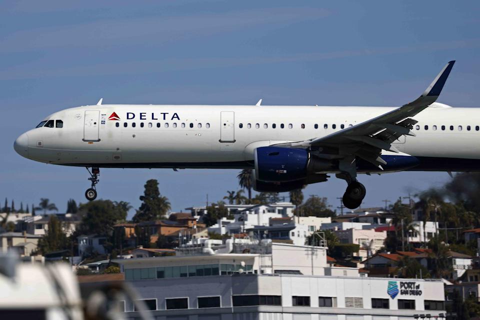 Delta Air Lines Pangkas Target Laba Akibat Ketidakpastian Ekonomi