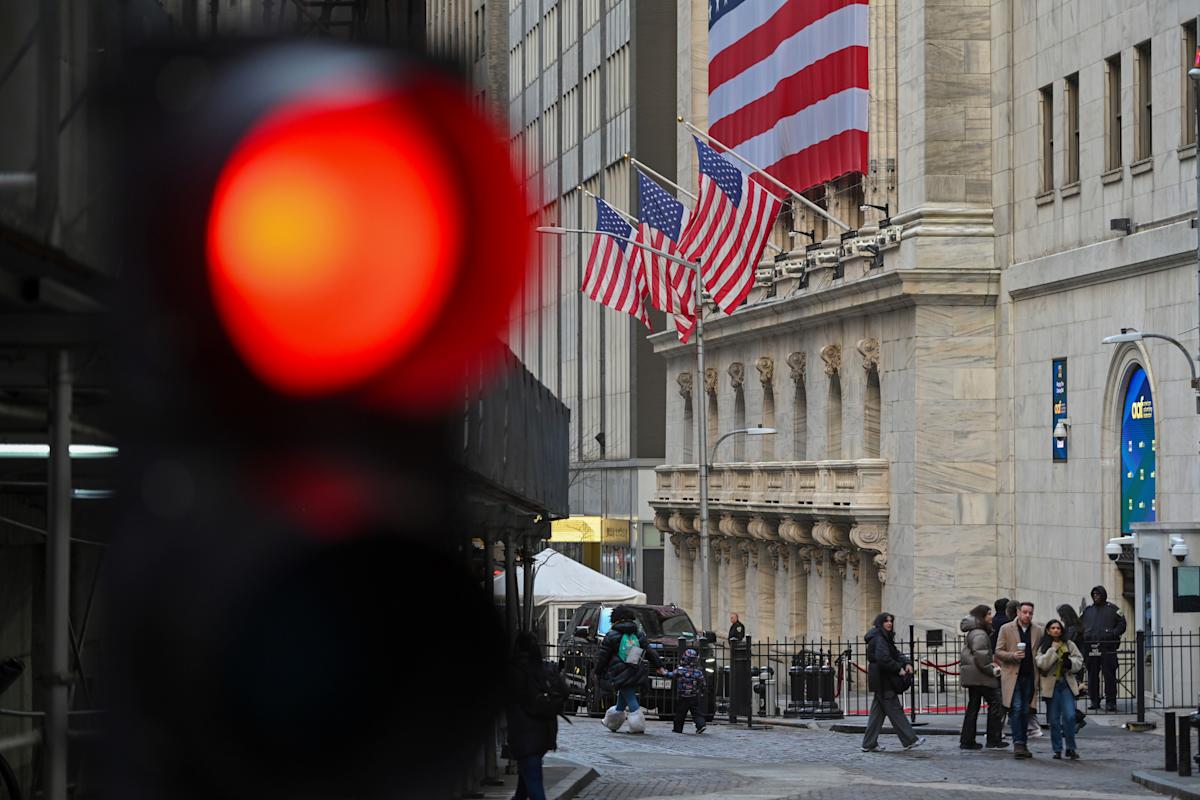 Pasar Saham AS Fluktuatif, Analis Khawatir Dampak Kebijakan Trump dan Data Ekonomi