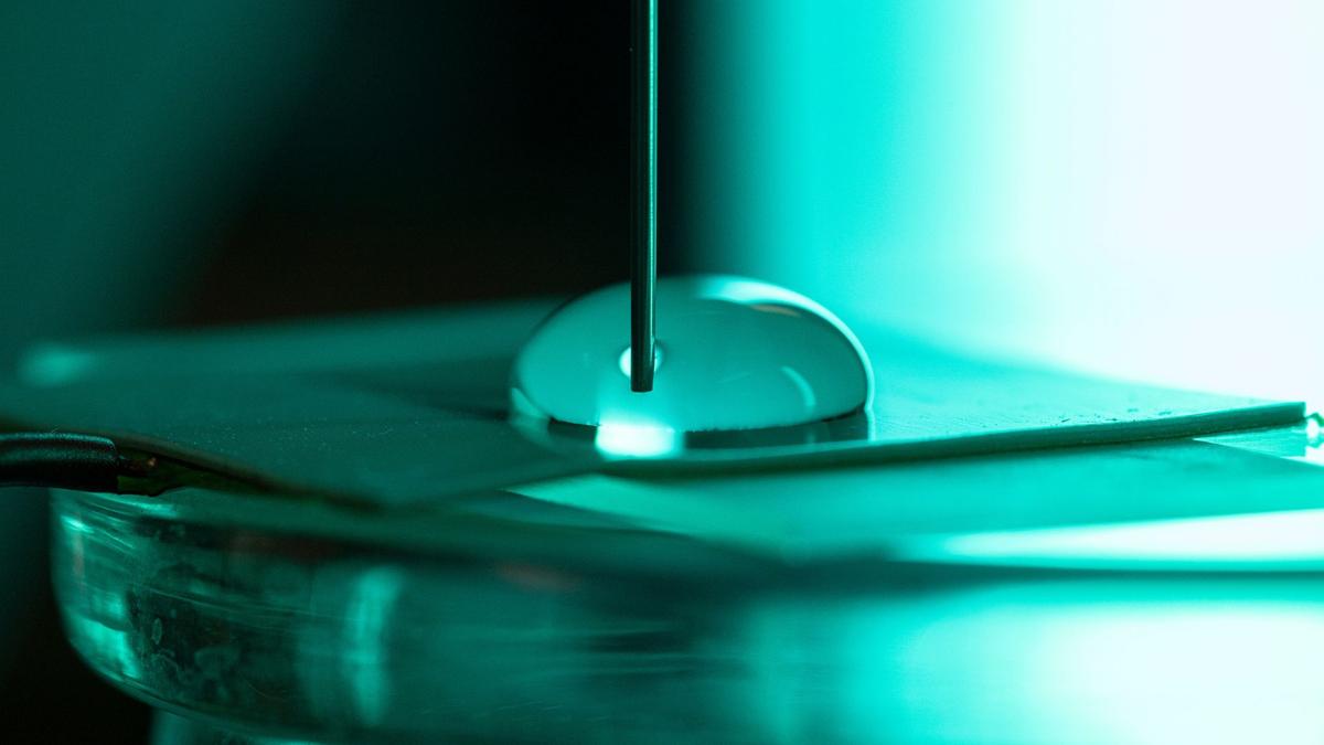 Air Menghasilkan Muatan Listrik Besar Saat Bergerak, Penting untuk Keselamatan Bahan Bakar