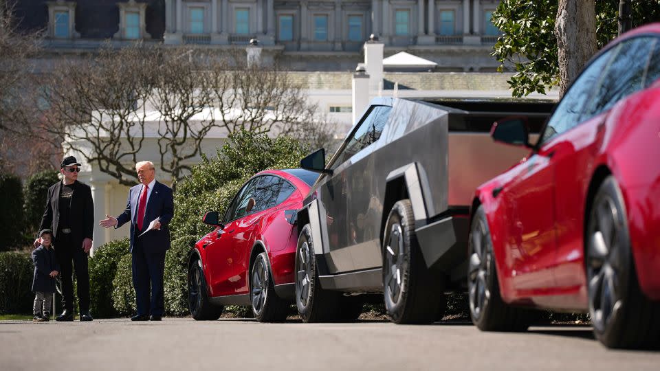 Trump Dukung Tesla dan Musk di Gedung Putih Meski Saham Turun Tajam