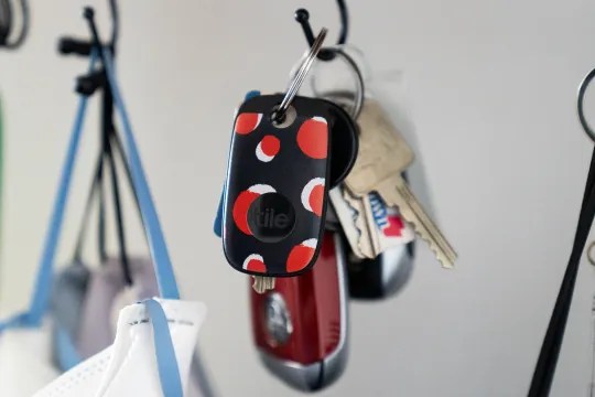 Tile Pro 2024 Diskon Terbaik, Pelacak Bluetooth Terbaik untuk Liburanmu