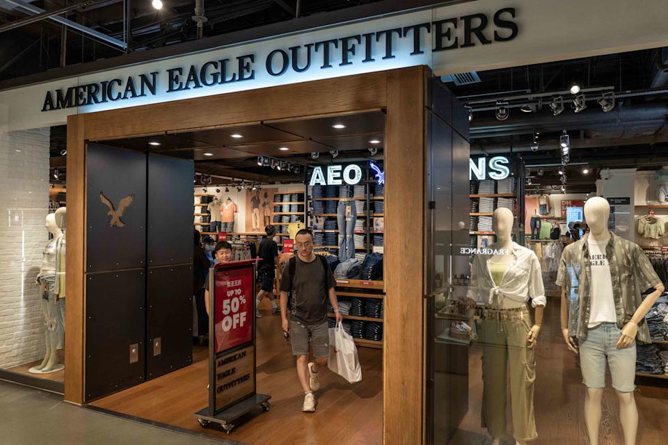 American Eagle Outfitters Turun Pendapatan Karena Konsumen Cemas Masa Depan