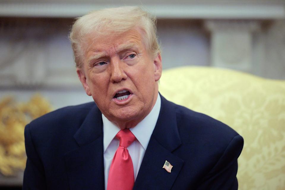 Ancaman Tarif Trump Picu Penurunan Saham dan Ketakutan Resesi 2025