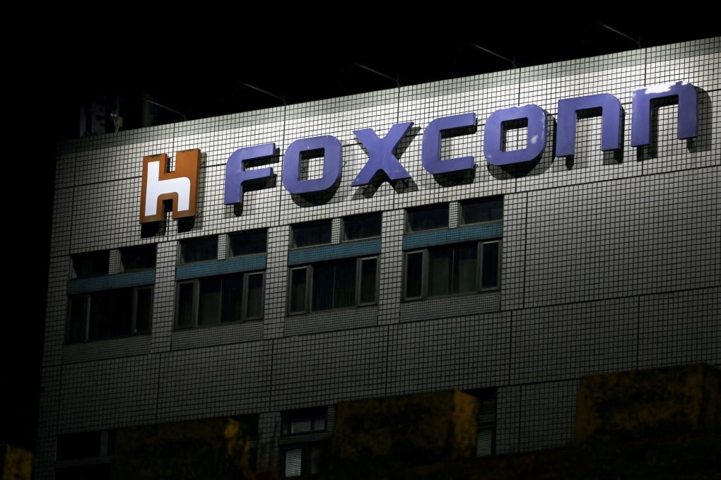 Hon Hai (Foxconn) Alami Penurunan Laba 13% Akibat Penjualan iPhone dan Fokus ke AI