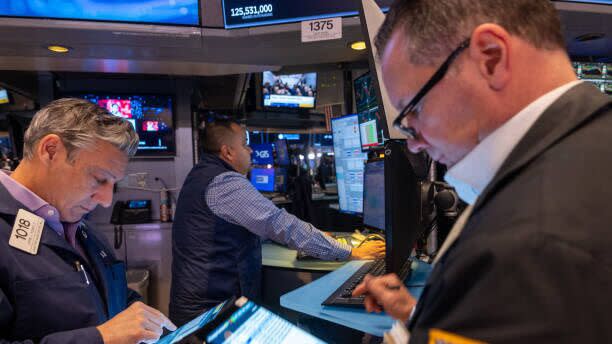 Pasar Saham AS Bangkit Sementara Ketidakpastian Politik dan Ekonomi Terus Membebani