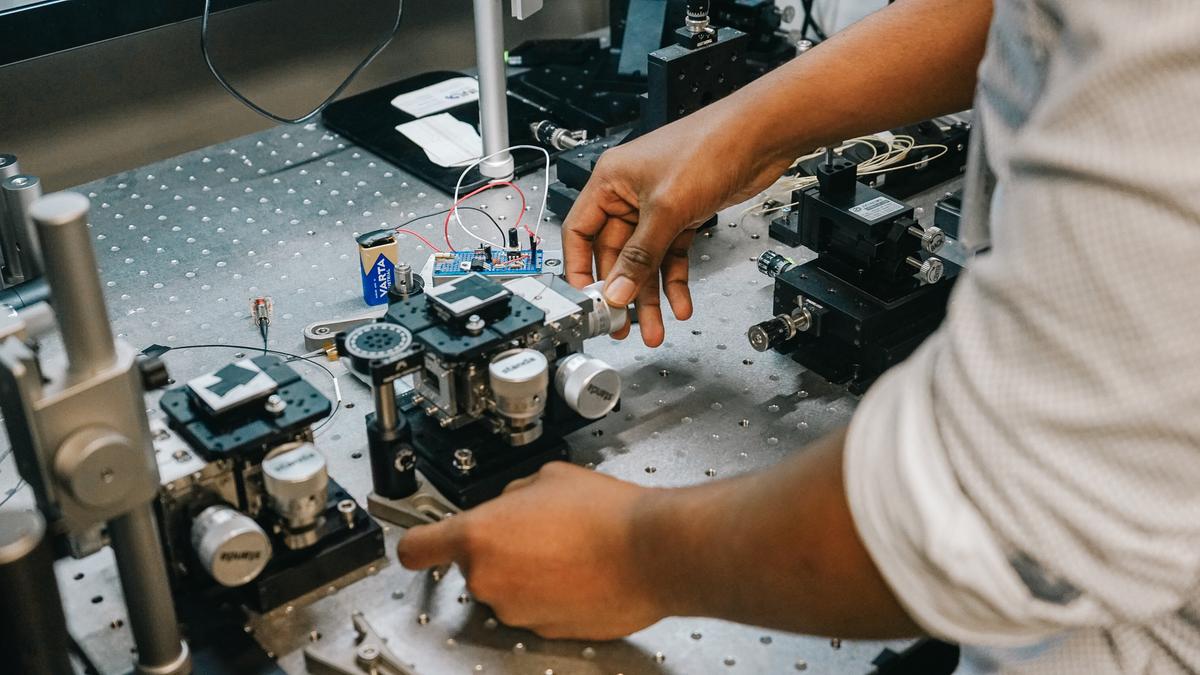 Perangkat Quantum Nano yang Meniru Neuron untuk Komputasi dan Penginderaan Canggih