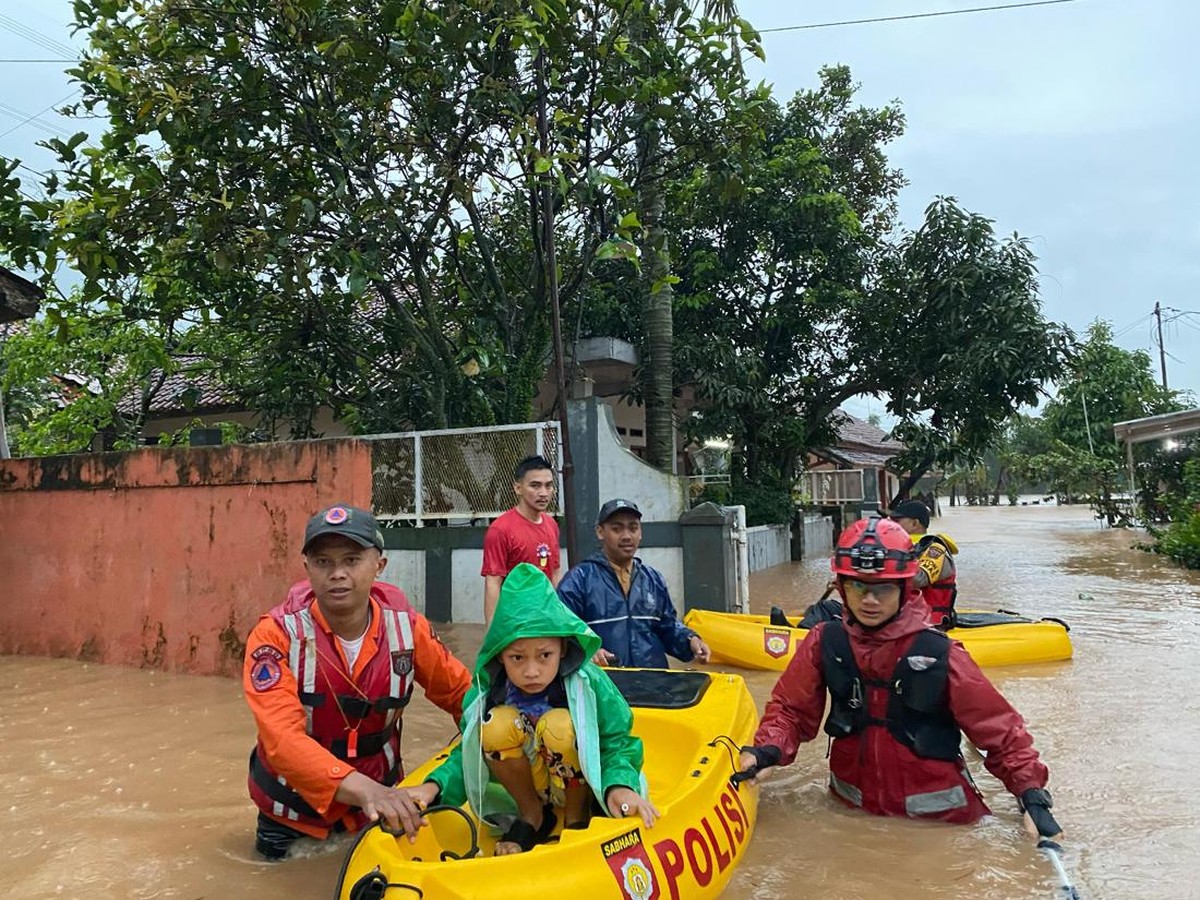 Banjir Rendam Ratusan Rumah di Cimanggung, BNPB Imbau Waspada