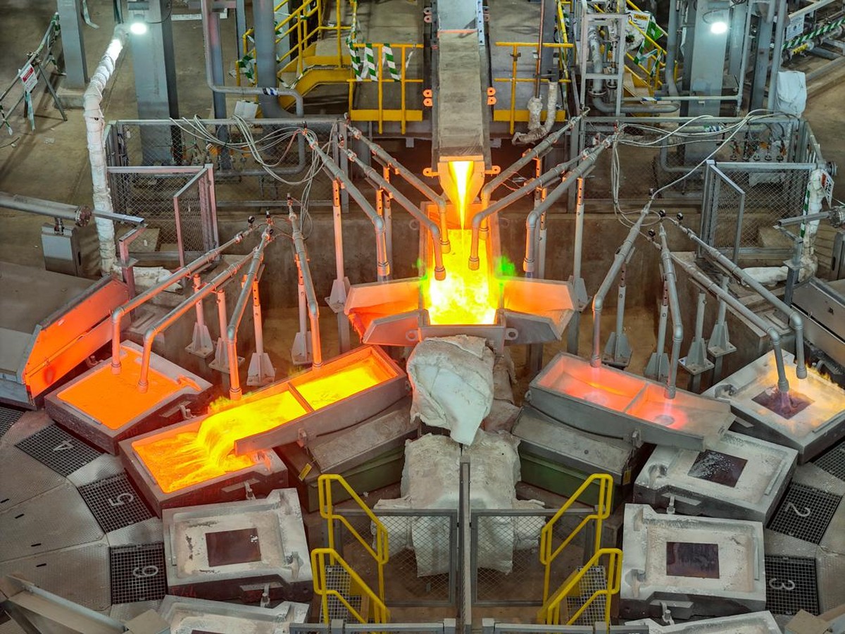 Presiden Prabowo Resmikan Fasilitas Pemurnian Emas Freeport di Gresik